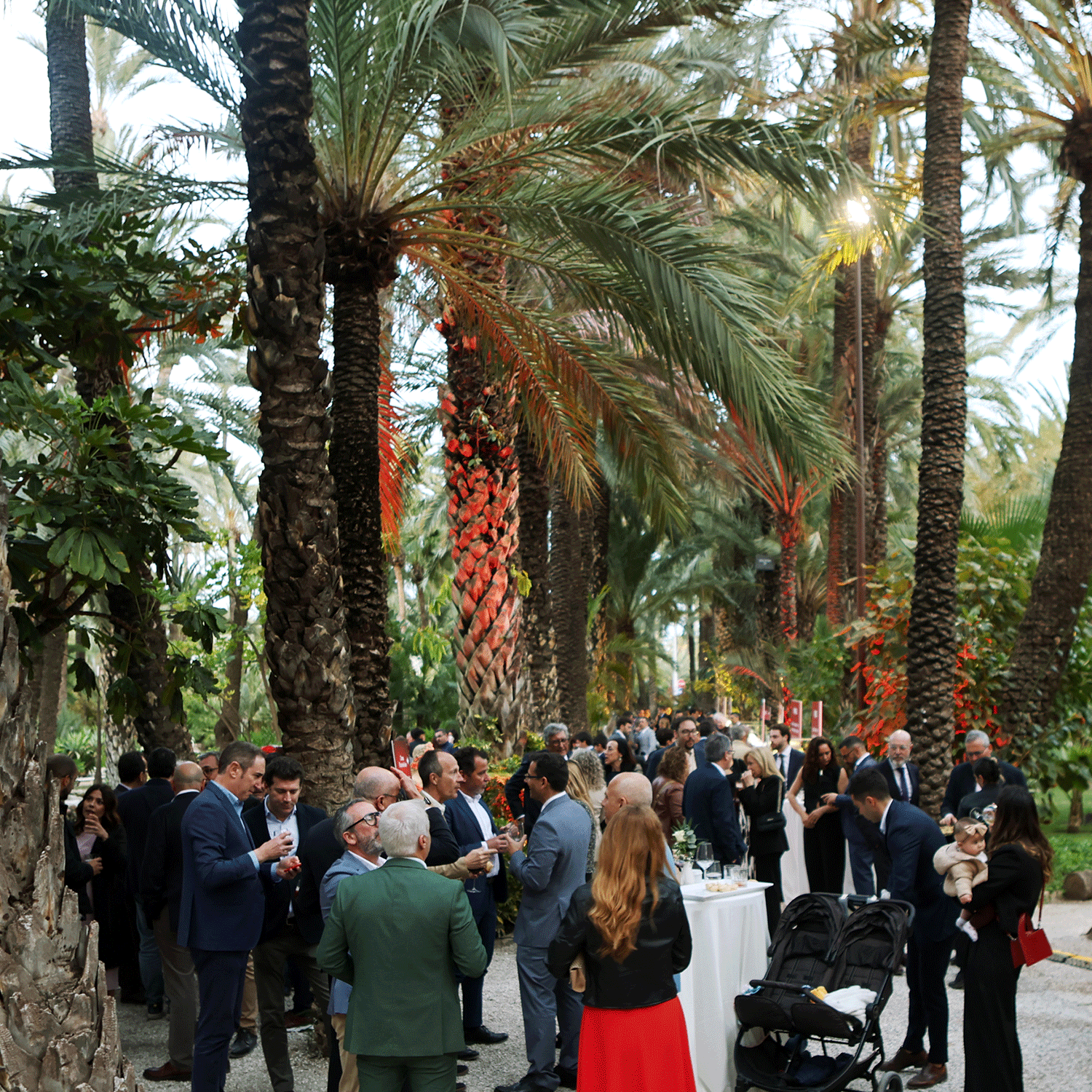 Invitados disfrutando del cóctel en la gala del 70 aniversario de Paredes